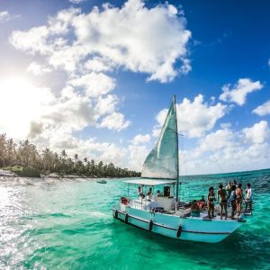 Punta Cana: Group Catamaran Tour with Drinks and Snacks